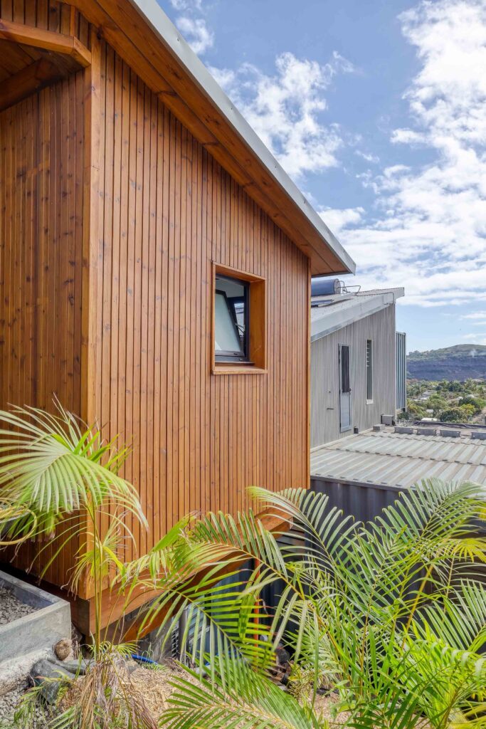 Extension en bois sur Saint-Gilles avec vue sur la maison principale